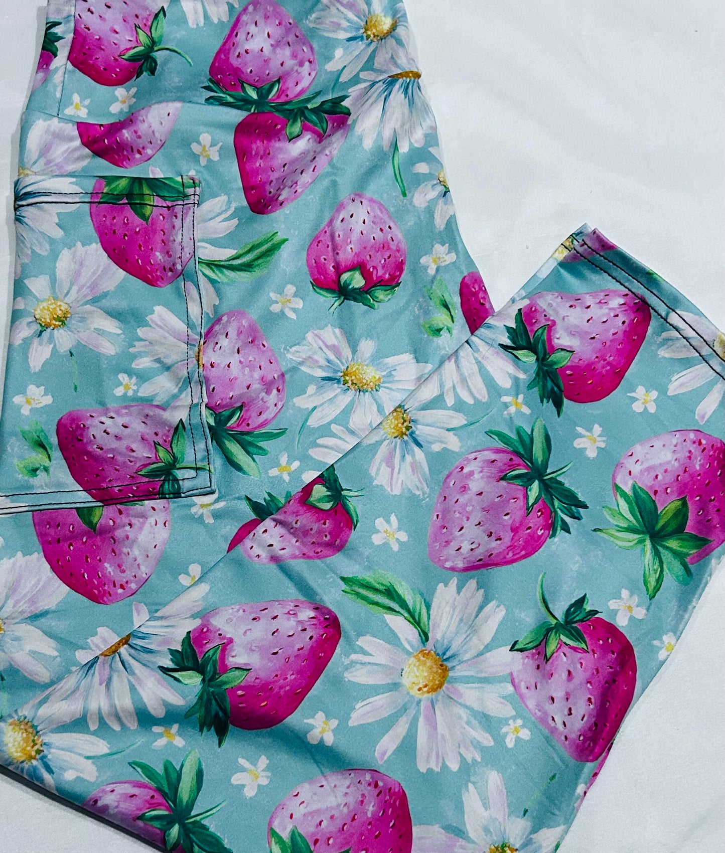 Berries & Daisies Pocket Capri Leggings