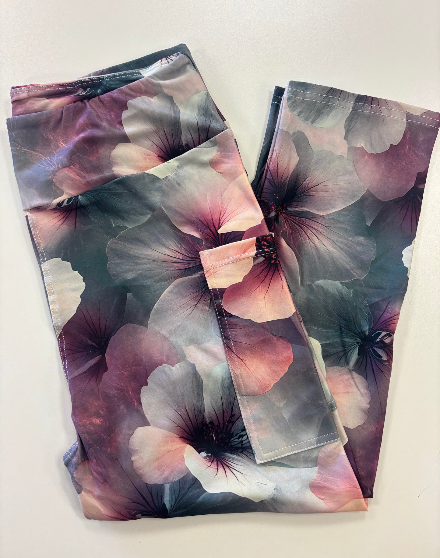 Neutral Hibiscus Pocket Capri Leggings