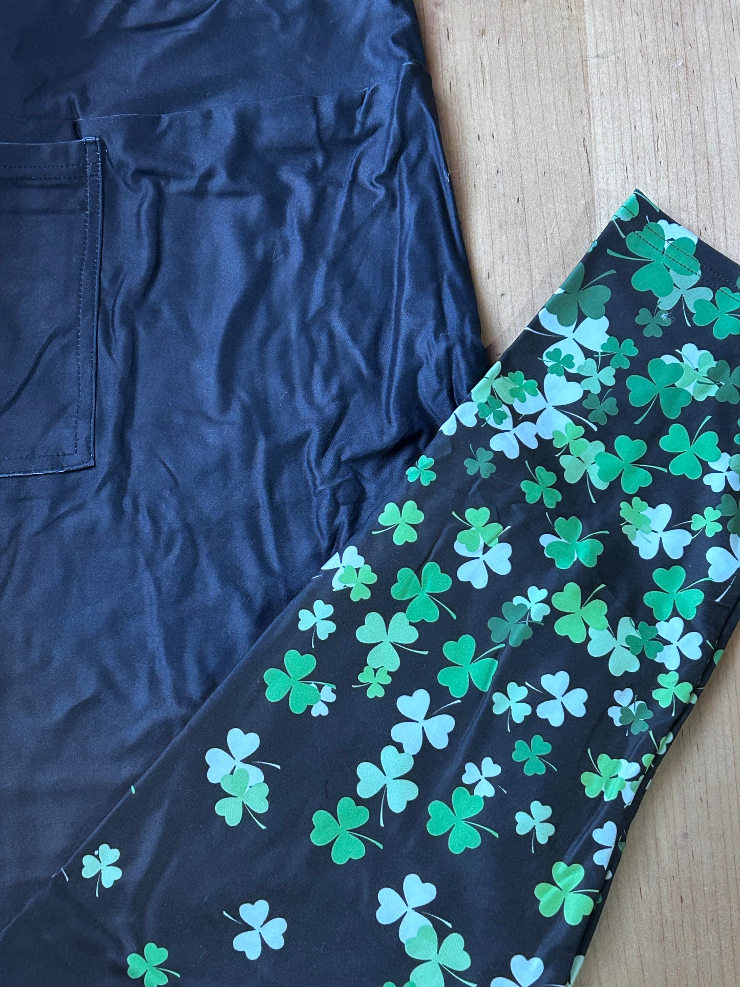 Cascading Clovers Leggings With Pockets