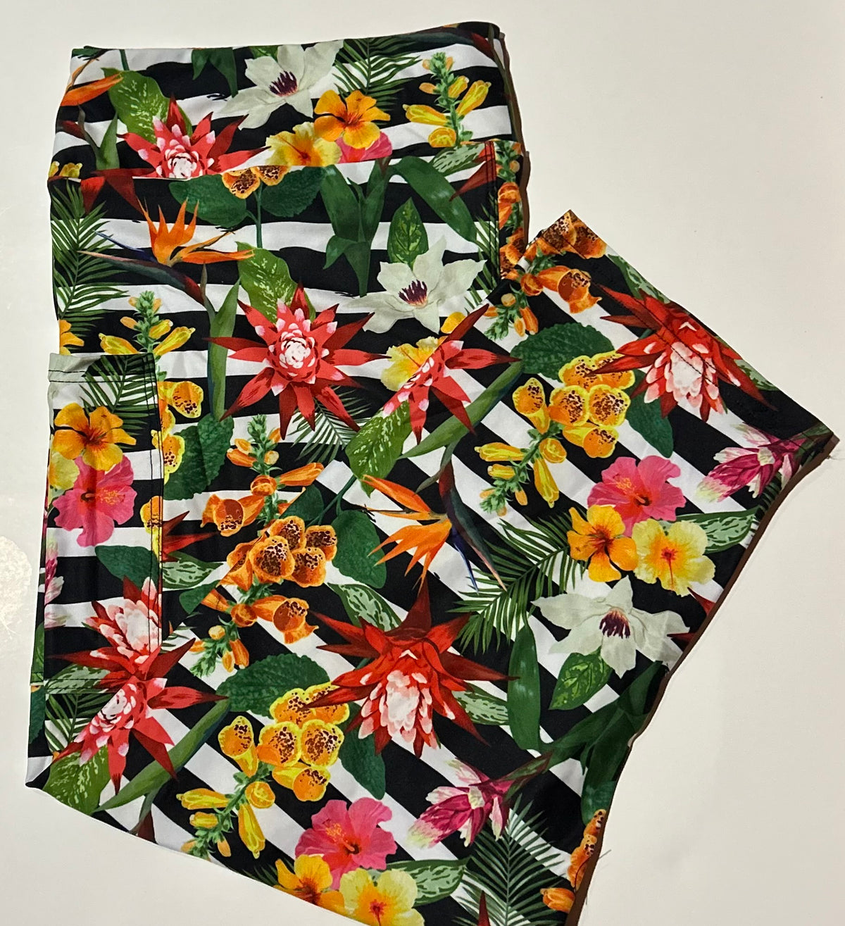 Dragon Lily Pocket Capri Leggings